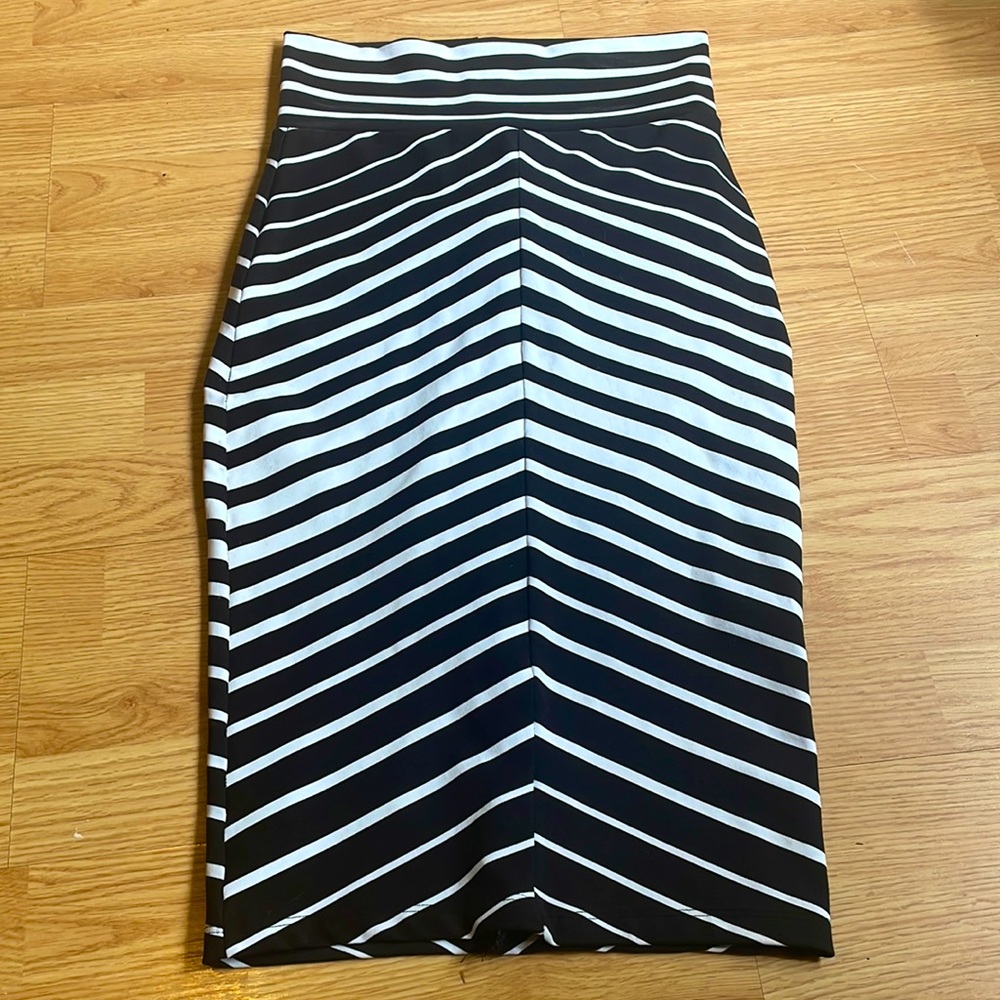 HOST PICK💕 Bebe striped/ombré pencil skirt